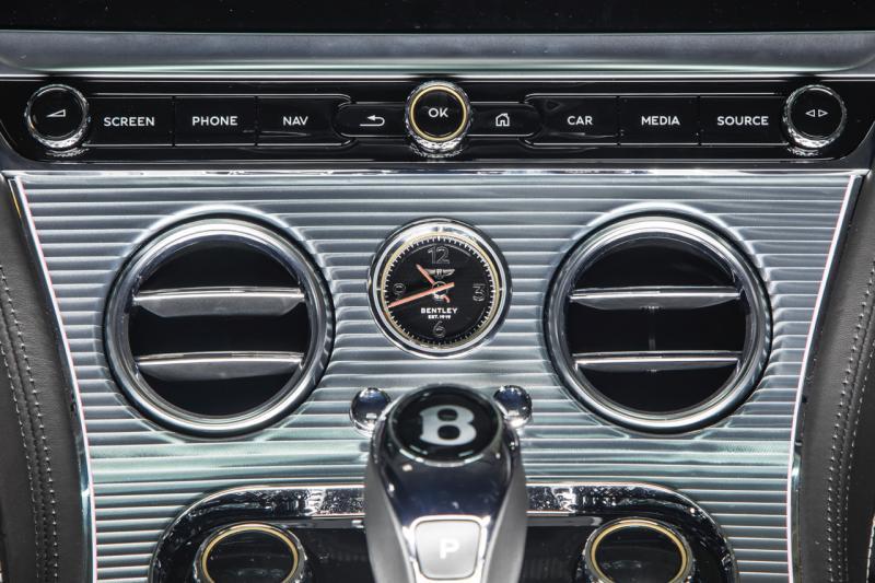 中控台可定制一种经过全新精密科技处理的饰面，其灵感源于顶级瑞士自动机械表内精致的机械表面，名为“日内瓦波纹”。