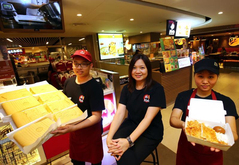 洪诗韵(中)在本地经营“可口味”台湾小吃和“阿嫲老字号”鸡蛋糕品牌。