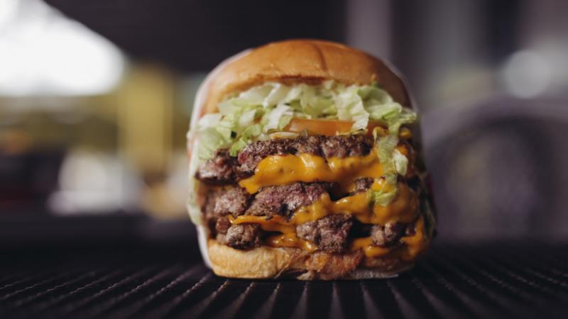 Fatburger的汉堡可客制化,大胃王也能挑战四片肉饼的“四重奏”。