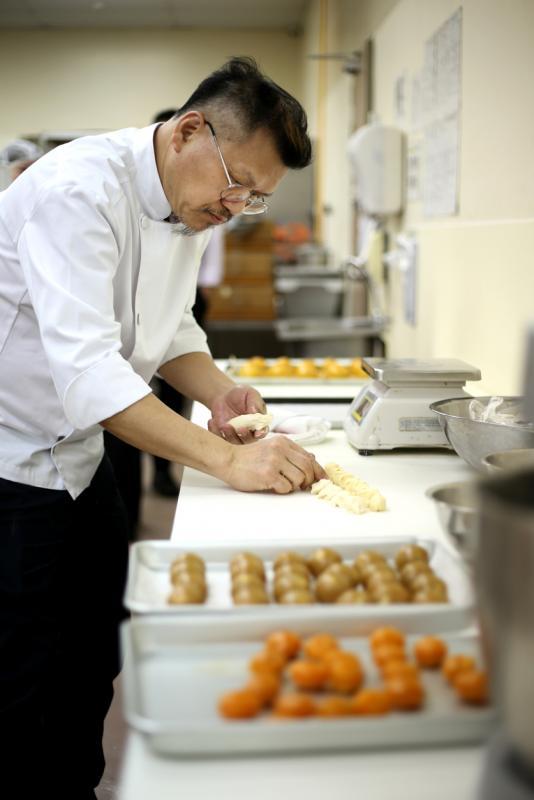 利永滔利用包装技术和材料拿捏，不靠防腐剂延长糕饼保质期。