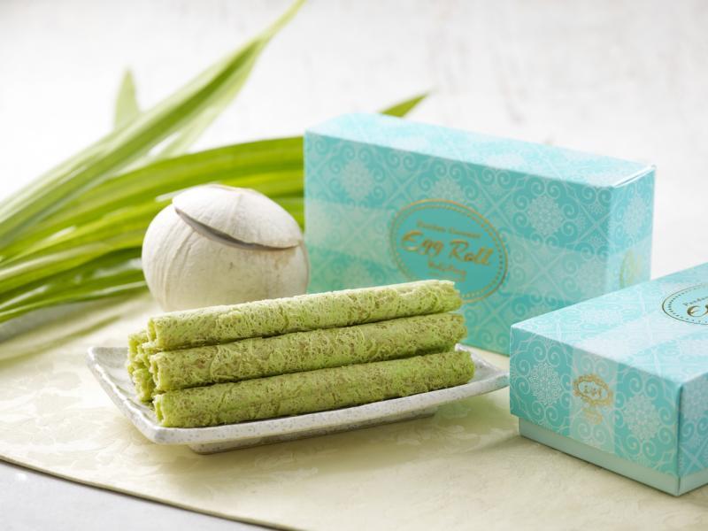 五谷丰鸡蛋卷虽参照香港食谱，但加入南洋风味的斑兰叶。