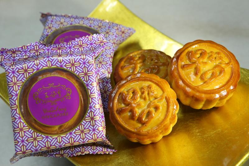 配合联合早报95报庆，报业控股华文媒体集团送出印上“早报95”字样的五谷丰迷你月饼。