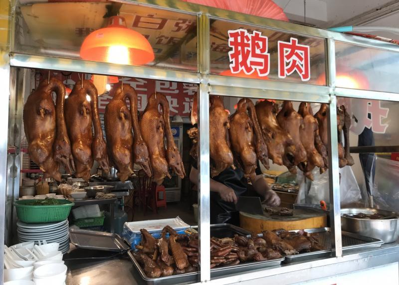 在潮汕地区,像这样的卤味档口比比皆是,色泽光鲜的卤鹅,教人食指大动。