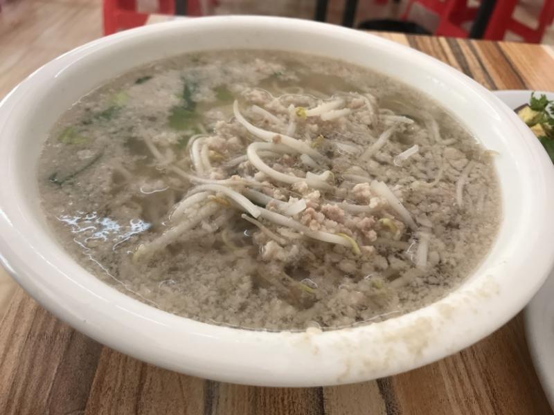 浮满肉燥和豆芽的面条。