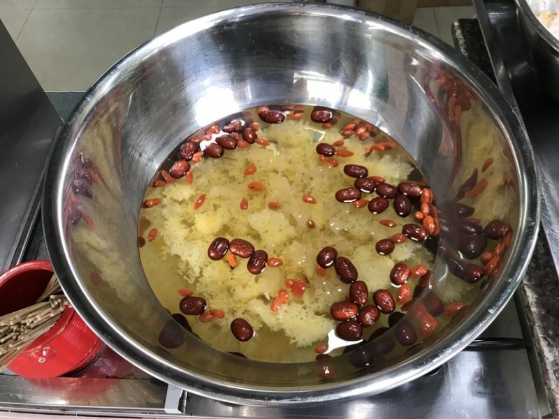 鸭母捻甜汤里有红枣、白木耳、薏米、枸杞、冬瓜条等。