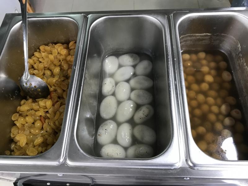 鸭母捻(中)的其他配料有白果(左)和鹌鹑蛋(右)。