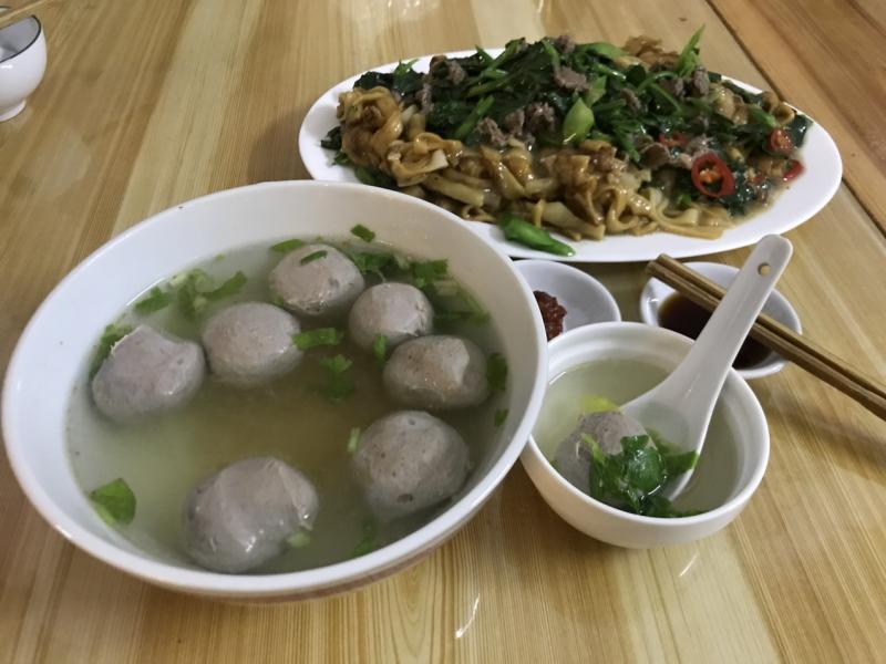 干炒牛肉粿条有芥兰,牛筋丸特别有咬劲。