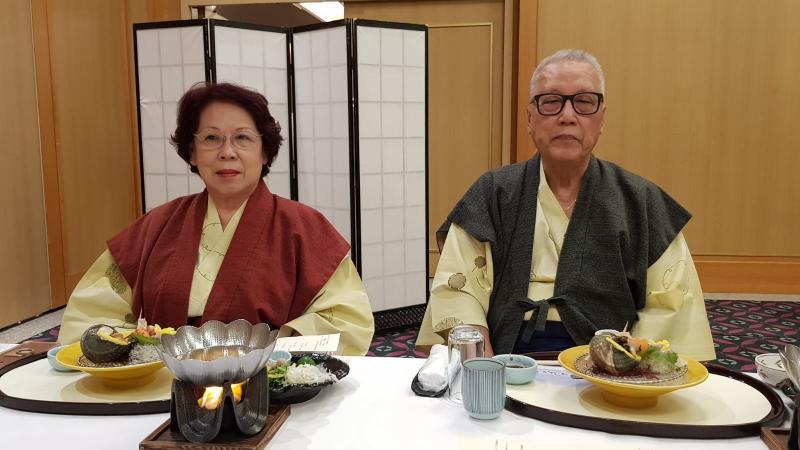 薛林河和太太是美食团常客。