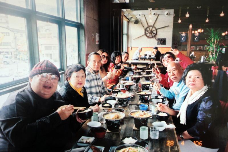 林益民与团友开心用餐,并会一一介绍桌上佳肴。