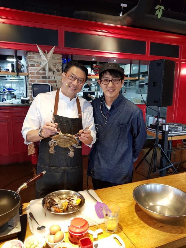 张添来会使用当地食材,在国外为美食团员做烹饪示范。