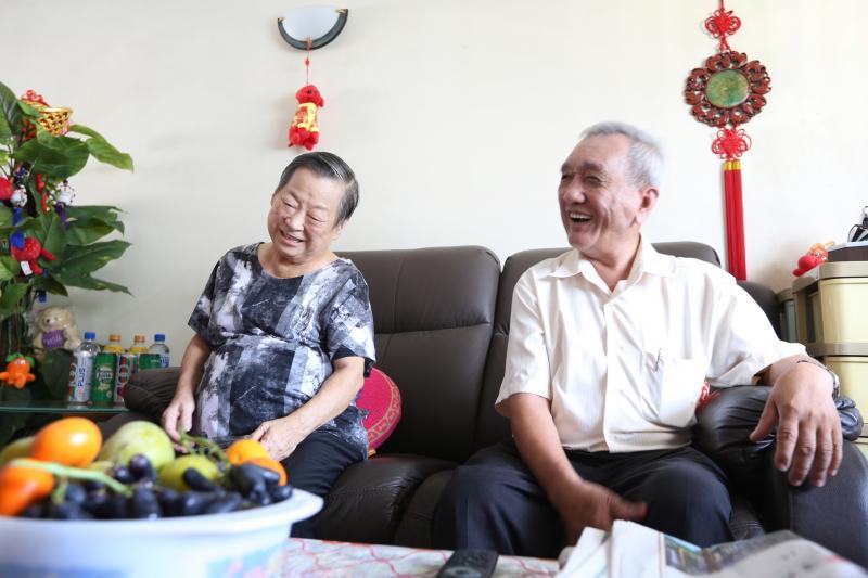 汪清翔(右)黄玉珠结褵近50年,老夫老妻仍然相爱相携。