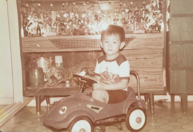 汪春龙小时候母亲从人民百货公司买给他很多玩具。(受访者提供)