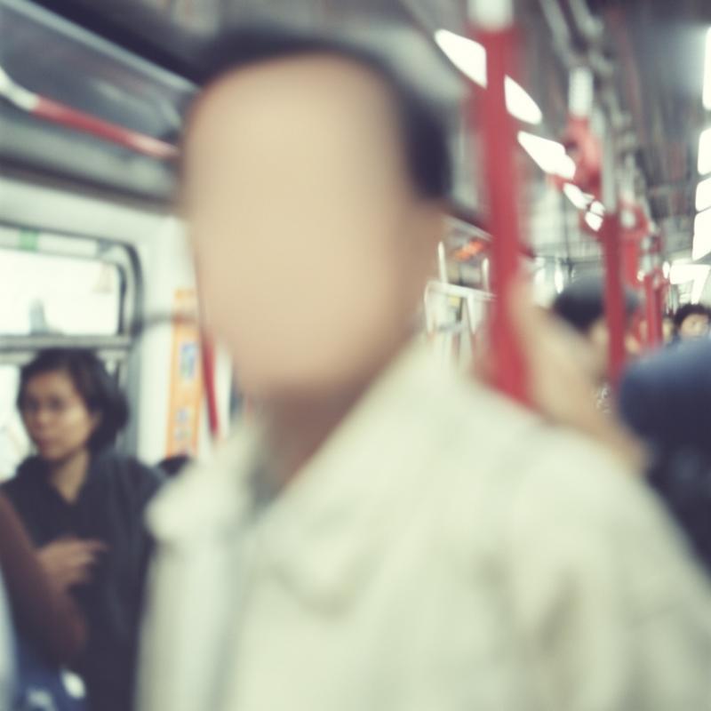 汪春龙2001年的作品系列“Fear”中,父亲形貌模糊。汪春龙担心自己有一天记不起父亲的样子,所以刻意用这种留白来训练自己。(受访者提供)