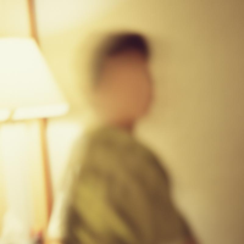 母亲常作为摄影作品的主题人物出现,这也是汪春龙2001年的“Fear”系列作品之一。(受访者提供)