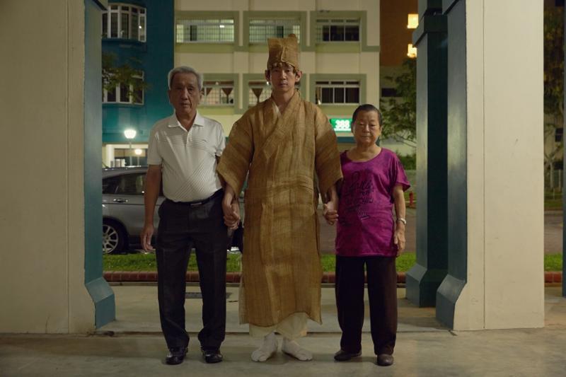 汪春龙在2015年的作品系列“One Minute Silence”中,披麻戴孝地面对尚在人世的父母。(受访者提供)