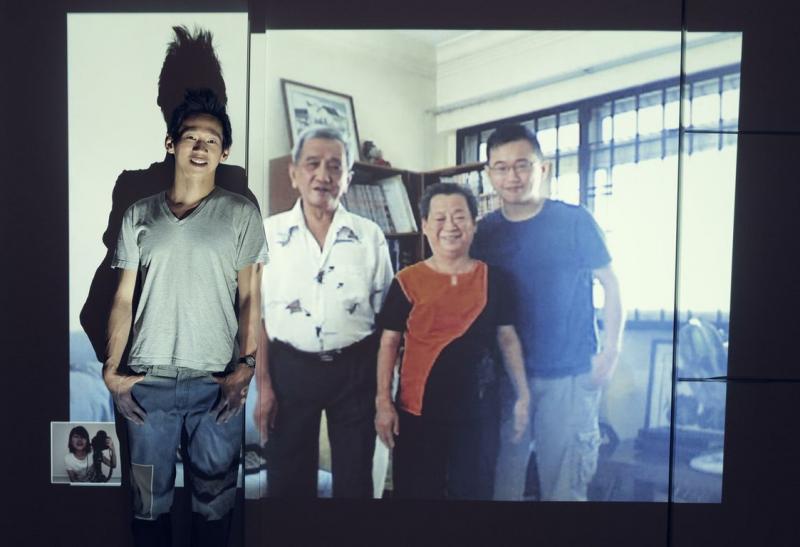 汪春龙2010年的作品系列“Being Together”中,以投影方式完成了在新加坡和纽约隔空拍摄的“全家福”。(受访者提供)