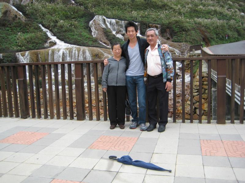 2010年,汪春龙(中)带父母去台北旅行。(受访者提供)