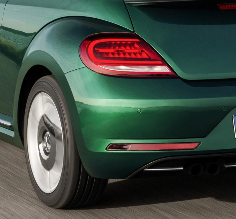 一对看似椭圆却有方角的尾灯紧贴后备厢门，成为车屁股的主要特征，尾部的保险杠也经过重新设计。