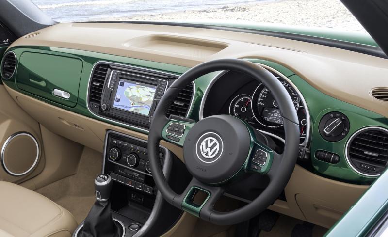 甲壳虫的车室采用烤漆饰板，前座储物格的设计，带有上世纪车子内部的浓烈感觉，很有复古味道。