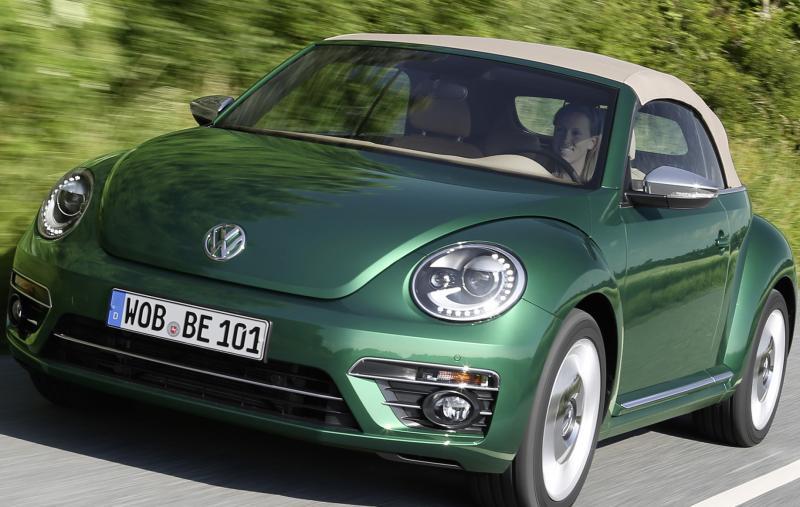 关上软篷的甲壳虫高度比硬顶版稍微低了一点，更有动感。