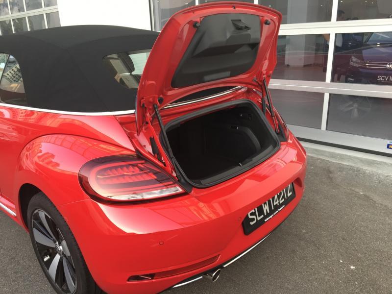 由于设计缘故，行李厢的纵向空间和开关口略嫌小，但软篷打开后不必收在行李厢，倒省下了不少空间。