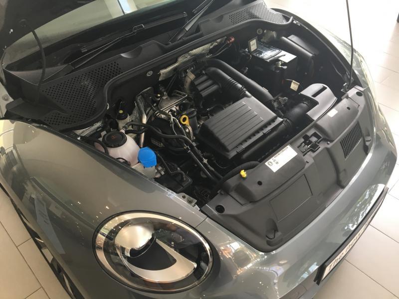 开篷甲壳虫车搭载的是一台1.2TSI四缸涡轮增压引擎，最大输出动力和最大扭力分别为105PS和175Nm。