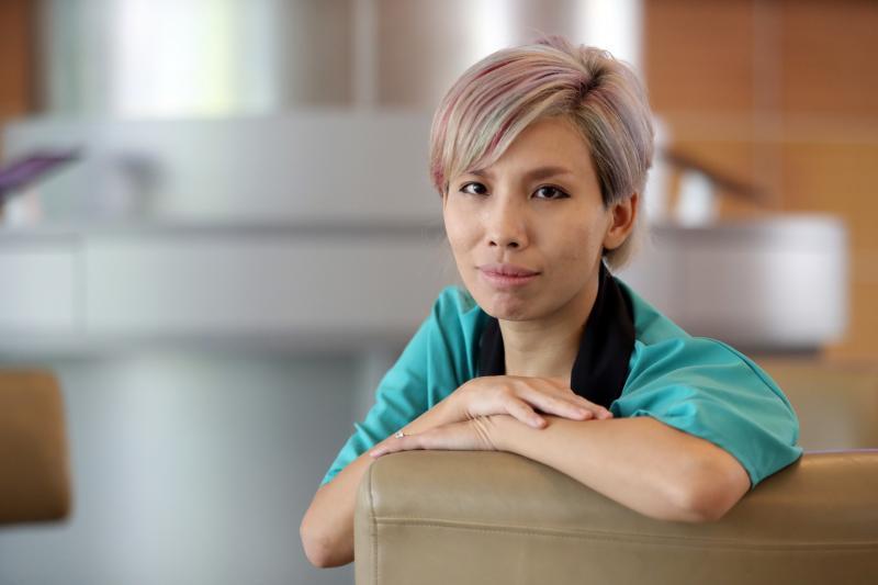 从台湾嫁来新加坡,从事彩妆工作的叶蓉是“口红控”。