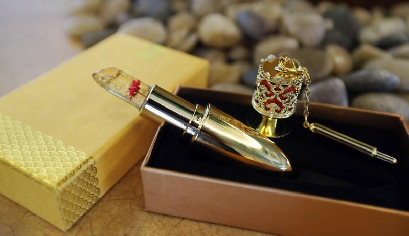 果冻口红很梦幻,透明色泽可看到小花与片片金箔,附带一支涂口红棒。