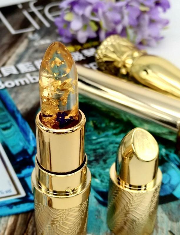 果冻口红是很个性化的产品,可以选择不放小花,只放金箔,也可当护肤品使用。(受访者提供)