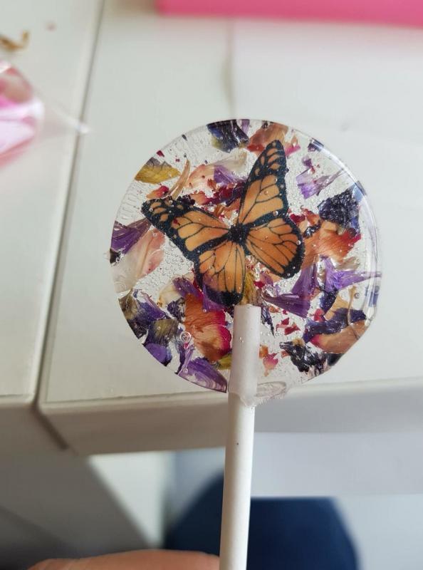 化妆师叶蓉也是手作导师,亲子工作坊的手作棒棒糖,以甜菜为成分。(受访者提供)