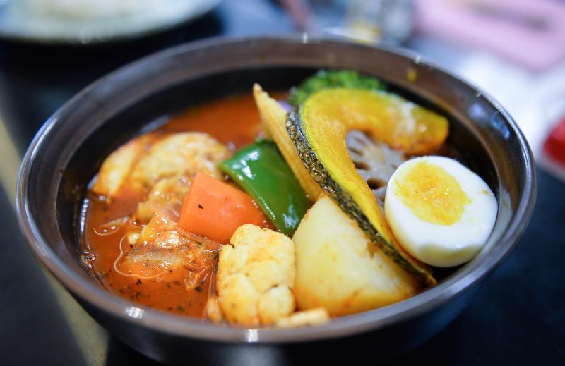 汤咖喱中的配料以秋葵、胡萝卜、茄子、南瓜、莲藕、青椒及马铃薯为基础。