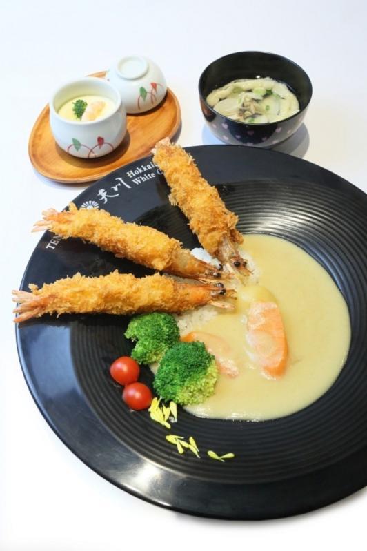 白咖喱变化多,口感酥脆的炸虾搭配白咖喱饭,浓而不腻味道好。