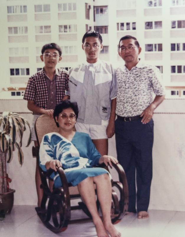 何子彦（左一）少年时与哥哥何子颖（左二）及父母的全家福。（受访者提供）