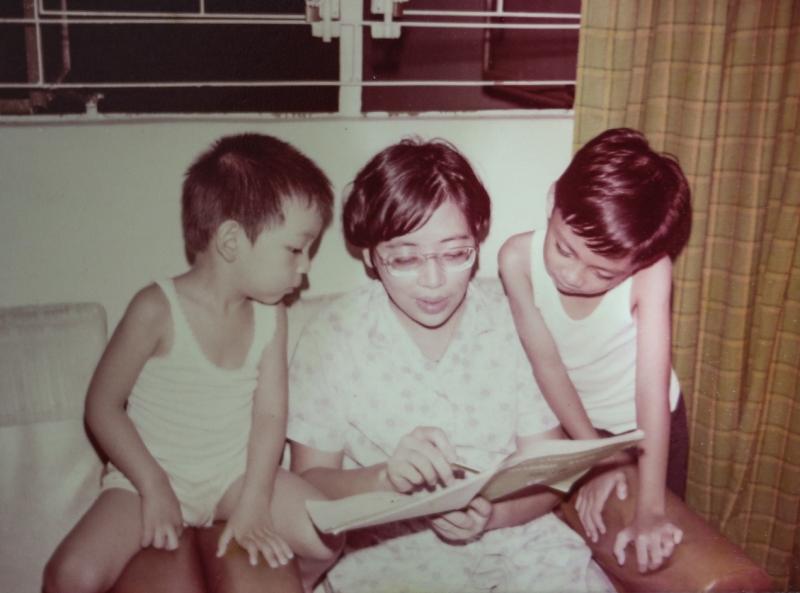 何妈妈卢丽卿在两个儿子小时候，工余时常陪他们一起看书，说故事，同时监督他们的课业。（受访者提供）