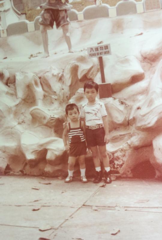何子彦和哥哥何子颖儿时在虎豹别墅留影。（受访者提供）