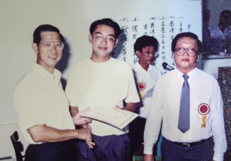 求学时期，何子彦（中）每年都获得海南会馆奖学金。（受访者提供）