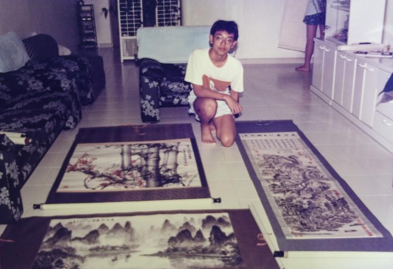 父母在中国旅游时购得的水墨画，启发何子彦日后创作当代装置艺术作品《无知的云朵》。（受访者提供）