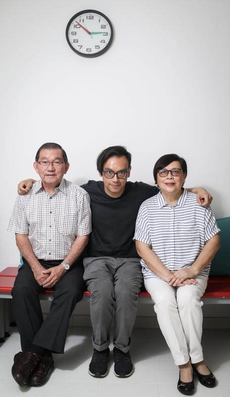 父亲何君雄（左一）与母亲卢丽卿（右一）在何子彦成长的过程中，时常带他看各类电影，对他后来选择影像为艺术主要表述形式有所影响。