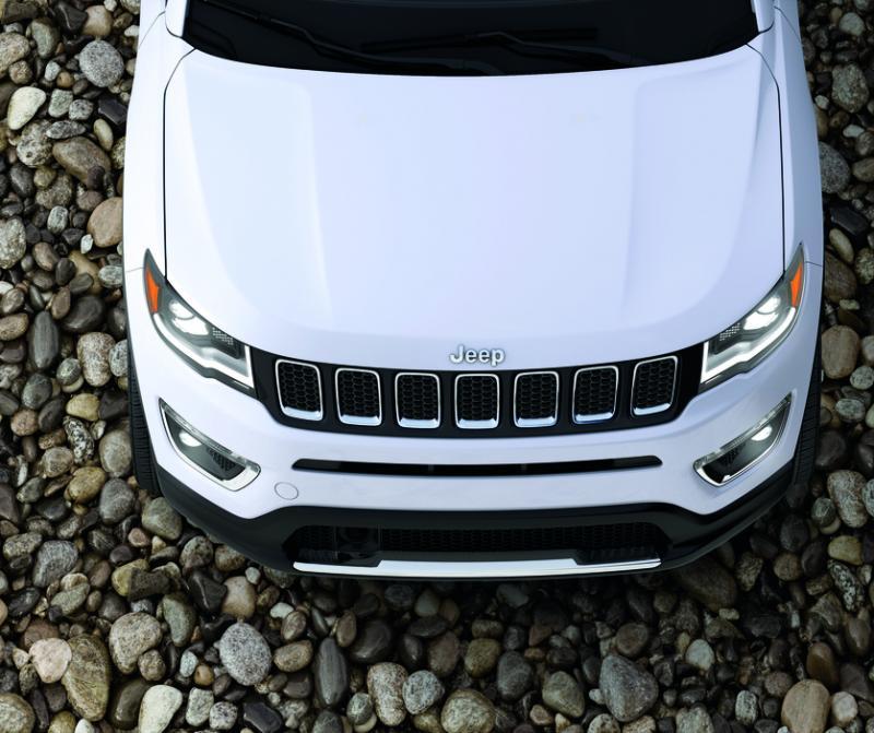 前脸设计锐利——头灯搭配家族式的镀铬“七孔”进气格栅,看起来威武霸气,品牌形象鲜明。