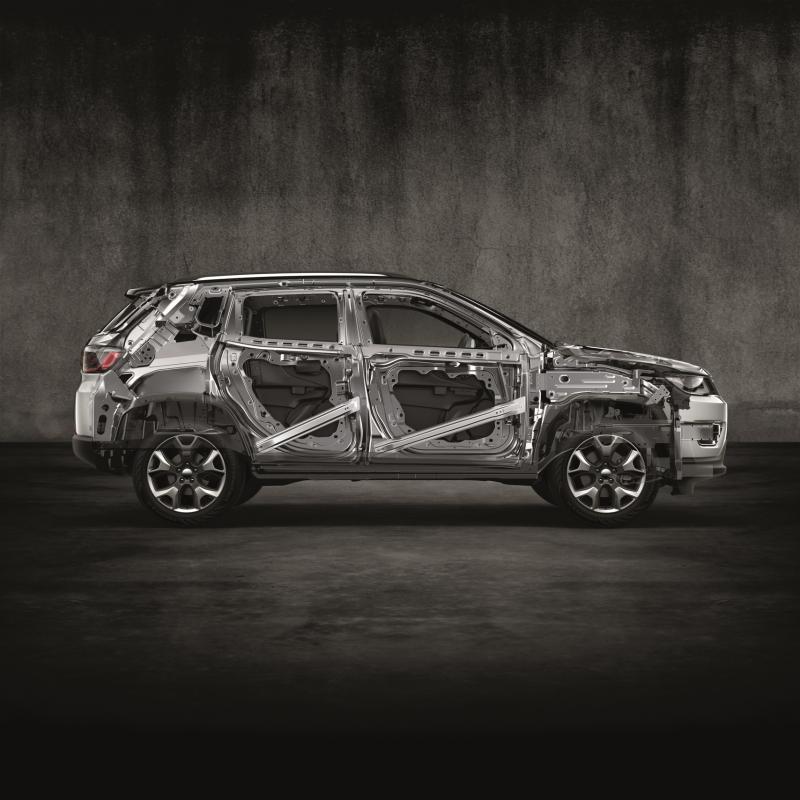 Compass拥有约65%高强度钢材车身,安全性不错。