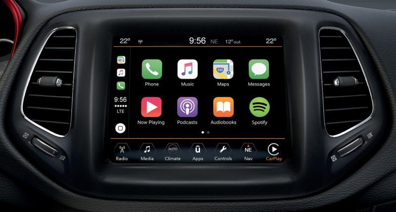 8.4英寸Uconnect多媒体中控屏面积大,能连接苹果CarPlay和安卓Auto。