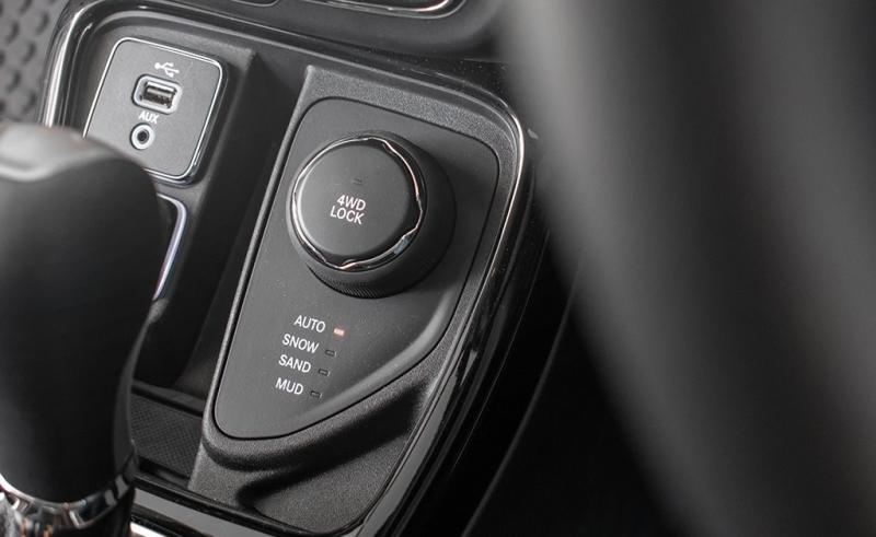 Selec-Terrain全路况牵引力控制系统,提供四种不同路况的驾驶模式。