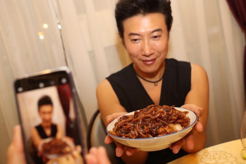 有亚洲美食天王之称的陈鸿认为,有实在内容的美食节目才有看头。(陈来福摄影)