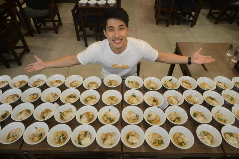 本地知名大胃王梁照远定时摄制中英语的吃播节目。(档案照)