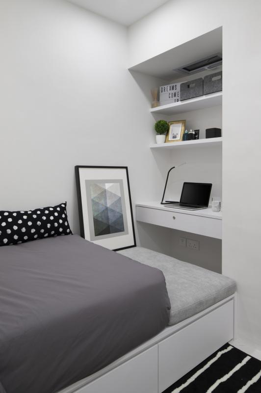 小儿子的床头便是“书房”。