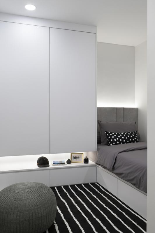 小儿子的房间布局紧凑，空间充分利用。