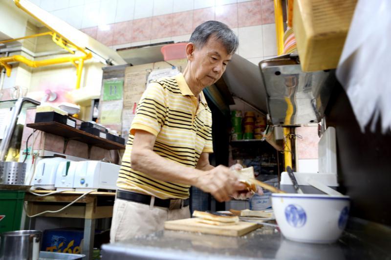 面包机经改良后，王其敏可按顾客要求烘制不同脆度的面包。