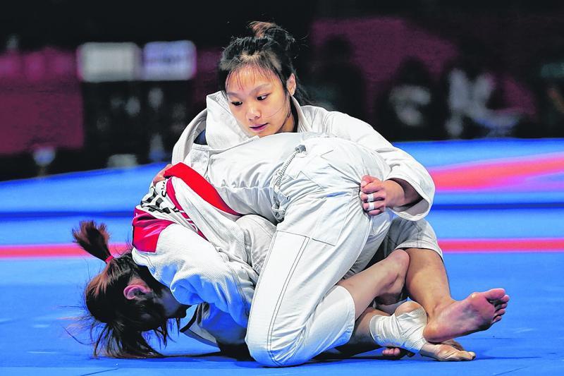 今年亚运会，连天恩（上）选择参加巴西柔术女子62公斤级赛项，与体格比她大的选手对打。（档案照）
