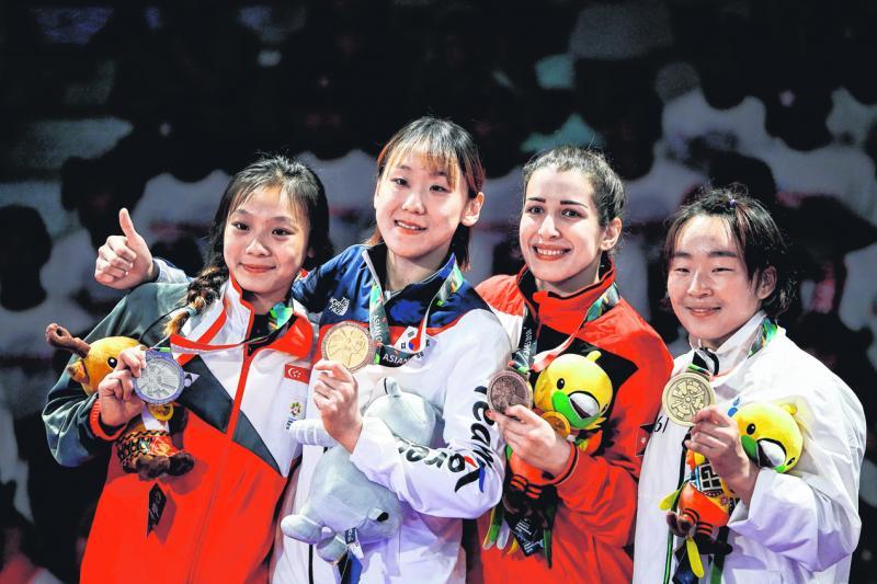 连天恩（左起）与亚运会巴西柔术女子62公斤级决赛金牌得主韩国的宋琦拉，以及并列第三名的约旦选手雅拉及蒙古的乌德瓦合影。（档案照）