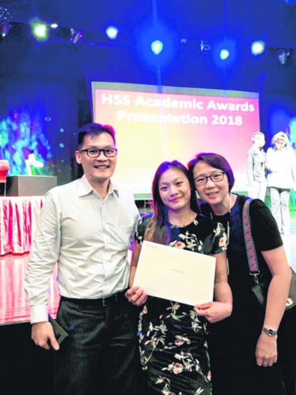 日常勤于运动锻炼的连天恩（中）也没忽略课业，兼顾运动与学业，教父母放心。（受访者提供）